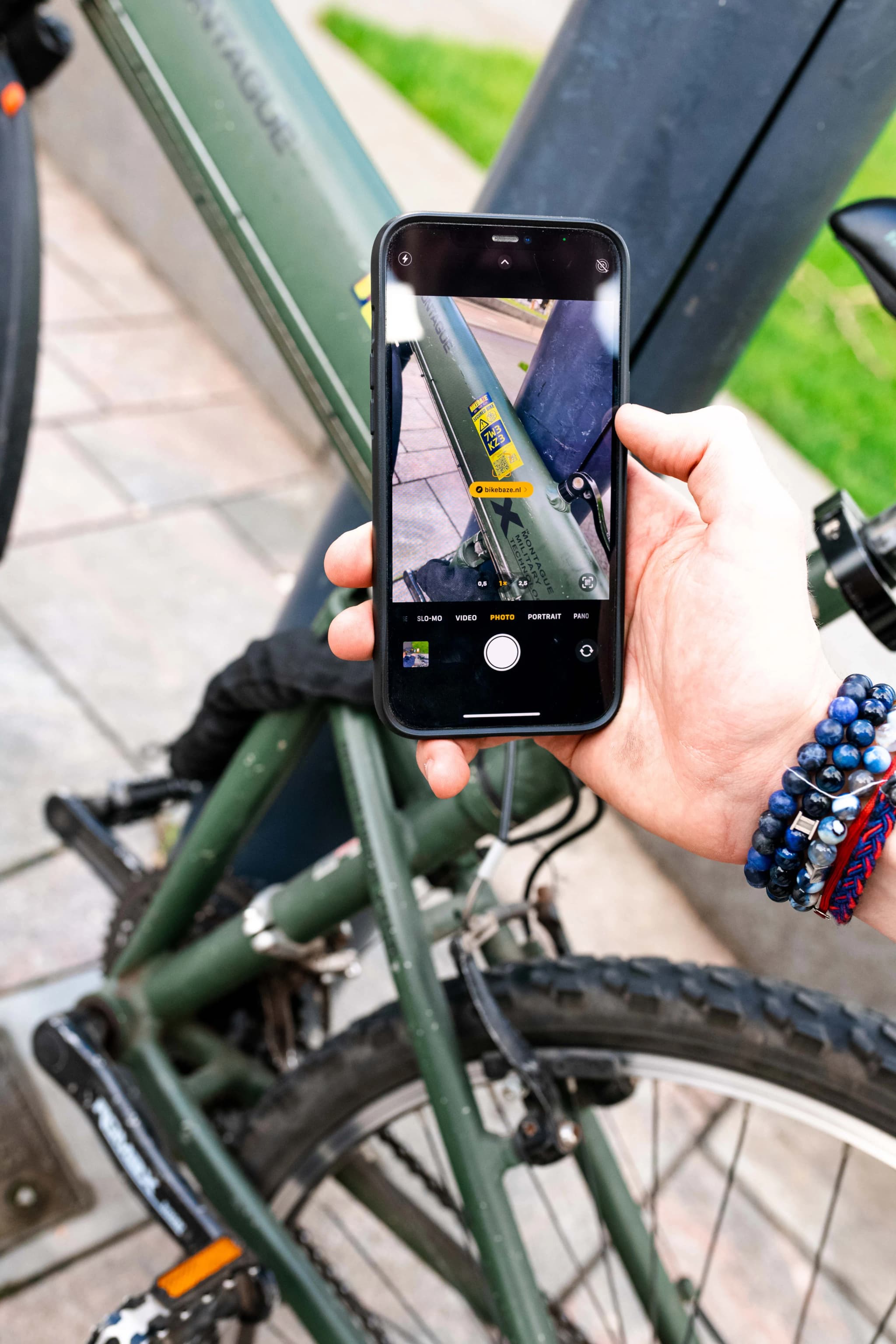 Iemand scant de QR-code op een SafeTag