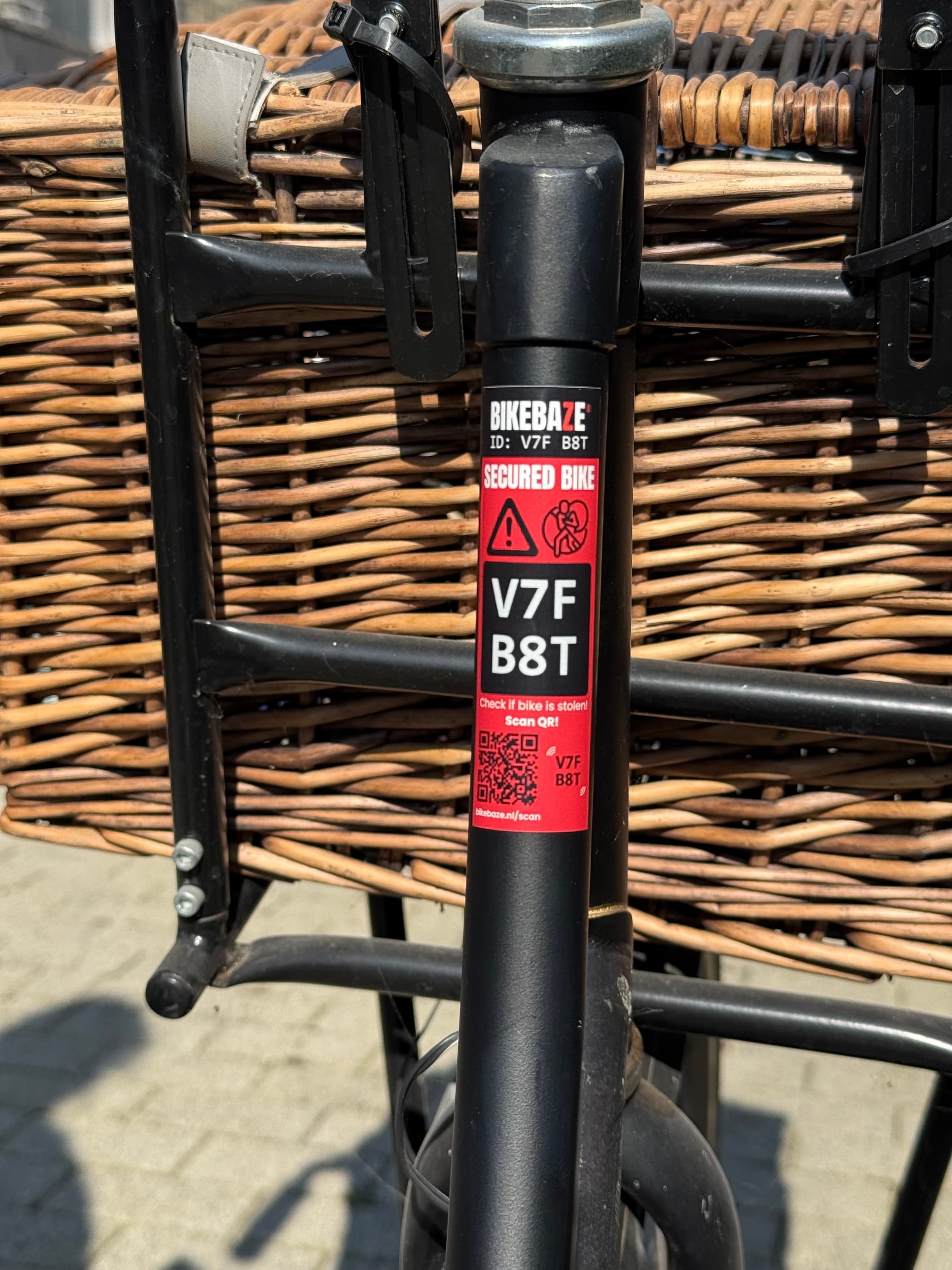 Roter BIKEBAZE SafeTag-Aufkleber an einem Fahrradrahmen