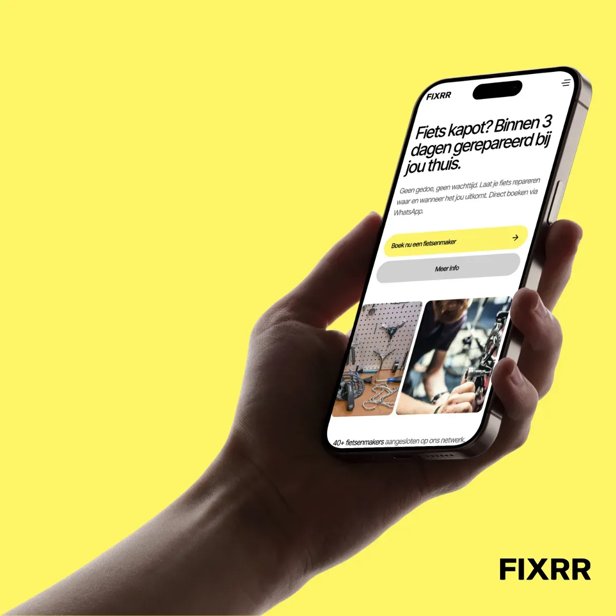 Hand houdt een smartphone vast met de Fixrr-fietsreparatieapp tegen een gele achtergrond.