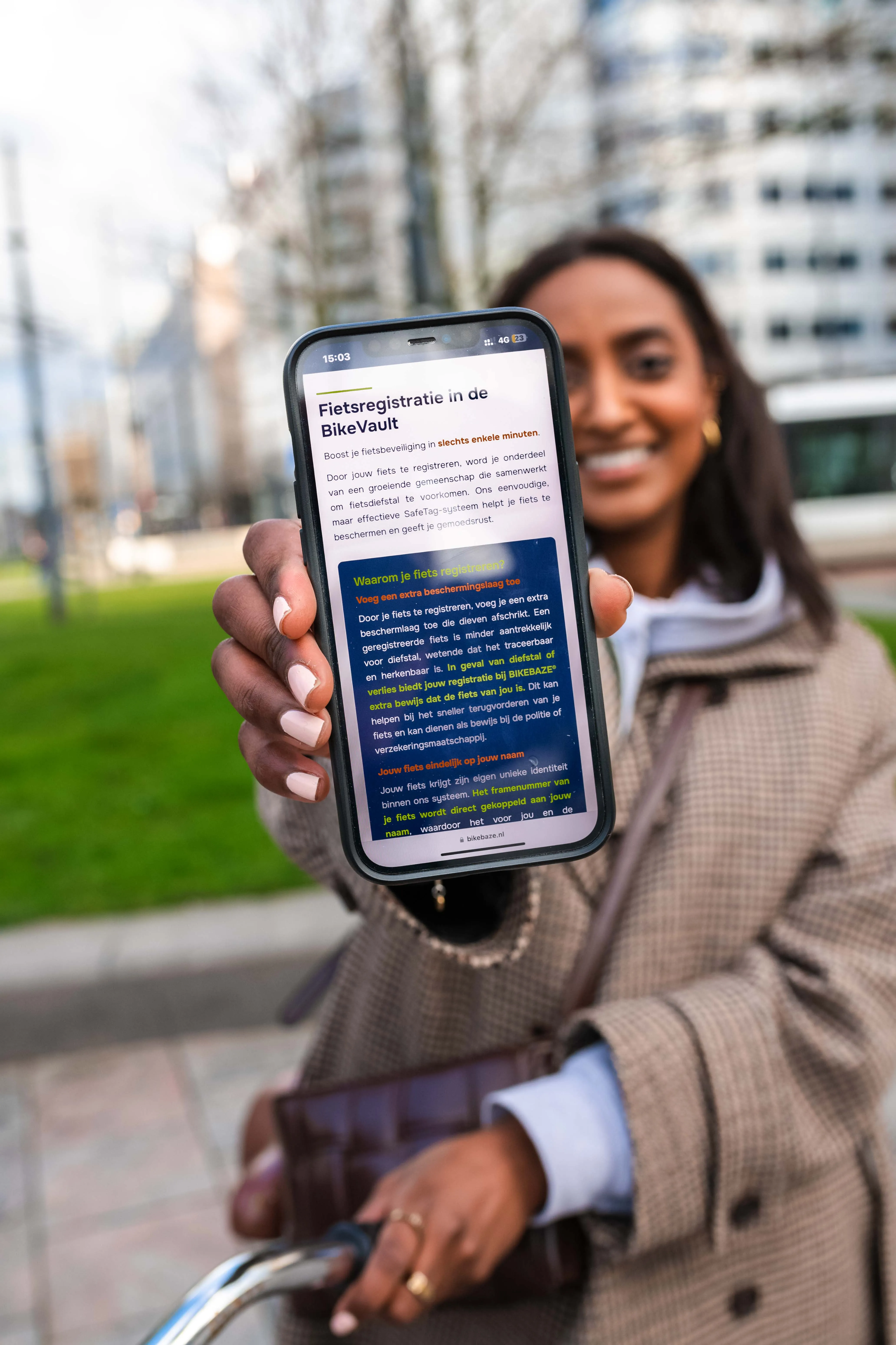 Persoon laat het scherm op haar telefoon zien waar je een fiets registreert